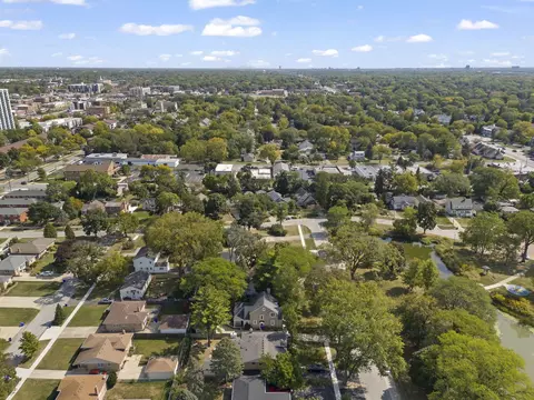 View/Area - 711 Lakeside Dr, Wheaton, IL 60187 photo 9 of 10