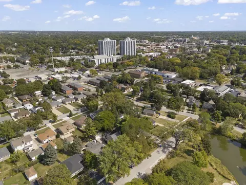 View/Area - 711 Lakeside Dr, Wheaton, IL 60187 photo 7 of 10