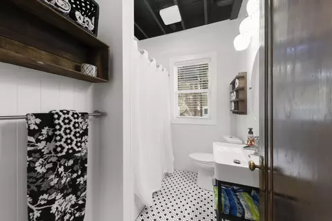 Bath - 711 Lakeside Dr, Wheaton, IL 60187 photo 3 of 3