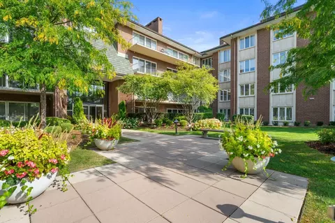 5 Oak Brook Club Dr #N103, Oak Brook, IL 60523