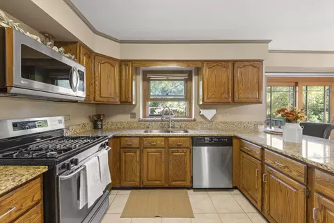 Kitchen - 1400 Gaslight Dr, Algonquin, IL 60102 photo 2 of 2
