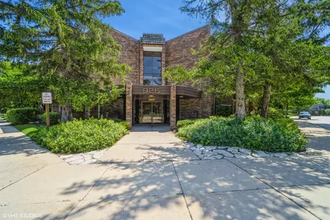 925 Spring Hill Dr #110, Northbrook, IL 60062