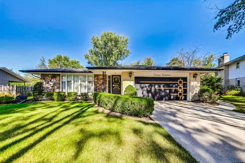 1617 N Oneida Ct, Mount Prospect, IL 60056