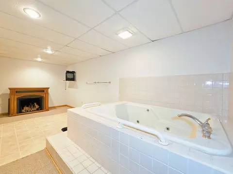 Bath - 1661 W Apache Trl, Freeport, IL 61032 photo 3 of 5