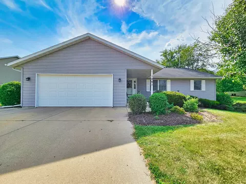 1661 W Apache Trl, Freeport, IL 61032