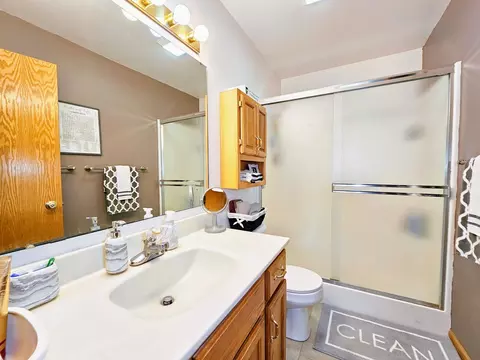 Bath - 1661 W Apache Trl, Freeport, IL 61032 photo 1 of 5