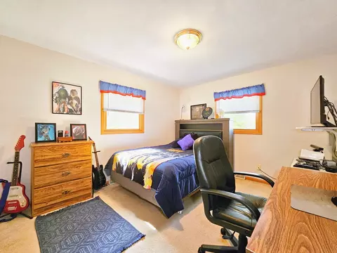 Bedroom - 1661 W Apache Trl, Freeport, IL 61032 photo 3 of 6