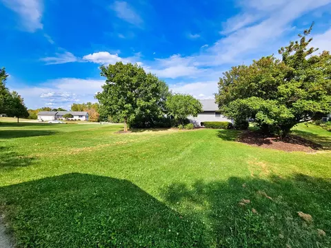 Exterior - 1661 W Apache Trl, Freeport, IL 61032 photo 6 of 10