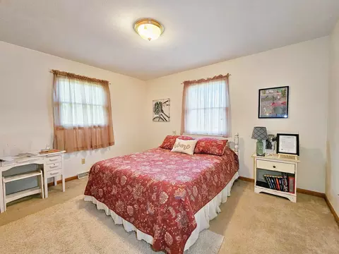 Bedroom - 1661 W Apache Trl, Freeport, IL 61032 photo 5 of 6