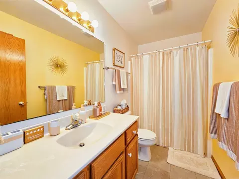Bath - 1661 W Apache Trl, Freeport, IL 61032 photo 2 of 5