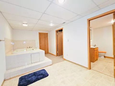 Bath - 1661 W Apache Trl, Freeport, IL 61032 photo 4 of 5