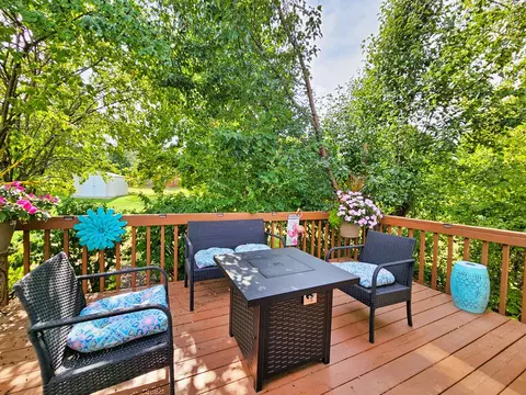 Exterior - 1661 W Apache Trl, Freeport, IL 61032 photo 3 of 10