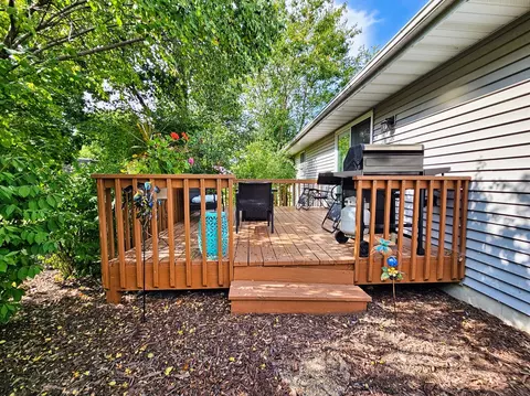 Exterior - 1661 W Apache Trl, Freeport, IL 61032 photo 5 of 10