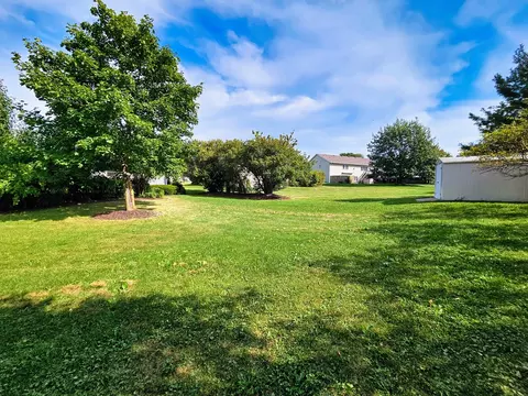 Exterior - 1661 W Apache Trl, Freeport, IL 61032 photo 7 of 10