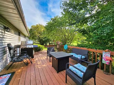 Exterior - 1661 W Apache Trl, Freeport, IL 61032 photo 4 of 10