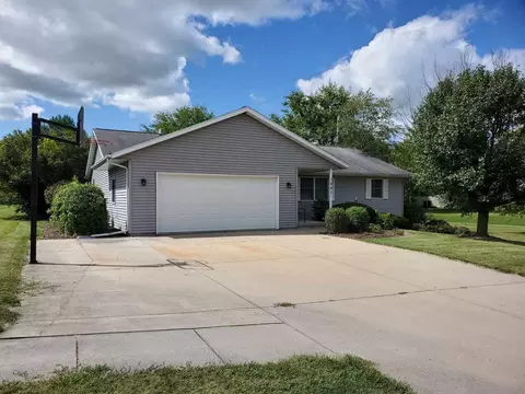 Exterior - 1661 W Apache Trl, Freeport, IL 61032 photo 9 of 10