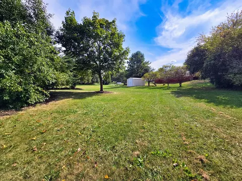 Exterior - 1661 W Apache Trl, Freeport, IL 61032 photo 8 of 10