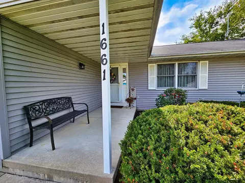 Exterior - 1661 W Apache Trl, Freeport, IL 61032 photo 2 of 10