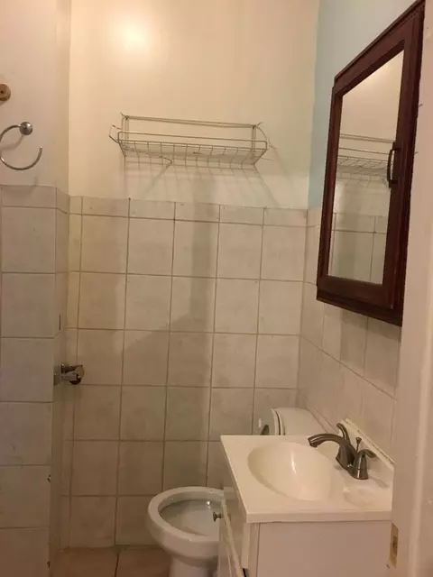 Bath - 3271 S Bell Ave, Chicago, IL 60608 photo 1 of 7