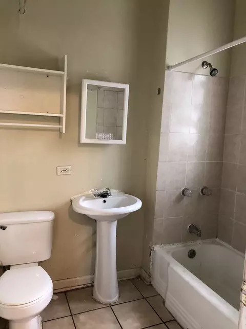 Bath - 3271 S Bell Ave, Chicago, IL 60608 photo 3 of 7