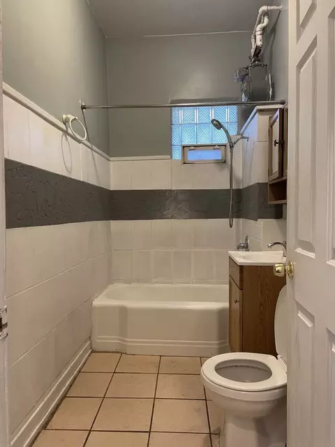 Bath - 3271 S Bell Ave, Chicago, IL 60608 photo 4 of 7