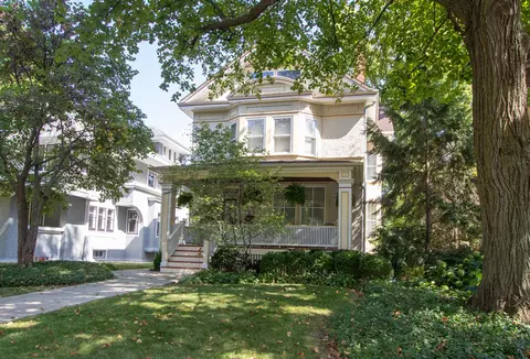 174 N Euclid Ave, Oak Park, IL 60302