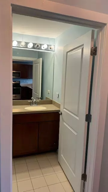 Bath - 1905 S Wolf Rd #210, Hillside, IL 60162 photo 1 of 6