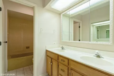 Bath - 21 Kyle Ct, Willowbrook, IL 60527 photo 1 of 2