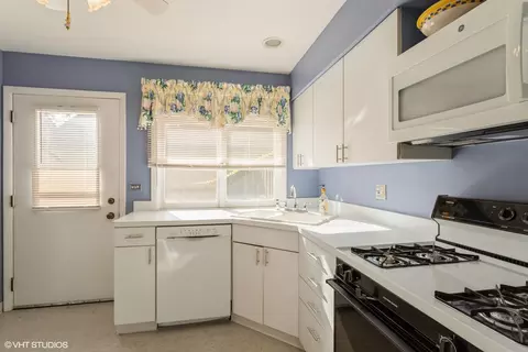 Kitchen - 21 Kyle Ct, Willowbrook, IL 60527 photo 1 of 2