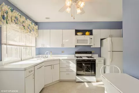 Kitchen - 21 Kyle Ct, Willowbrook, IL 60527 photo 2 of 2