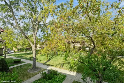 Exterior - 21 Kyle Ct, Willowbrook, IL 60527 photo 2 of 5