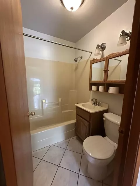 Bath - 210 Hickory Rd, Oakwood Hills, IL 60013 photo 1 of 1