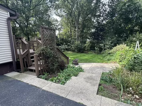 Exterior - 210 Hickory Rd, Oakwood Hills, IL 60013 photo 5 of 8