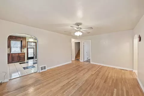Living - 1529 E Bourbonnais St E, Kankakee, IL 60901 photo 2 of 4