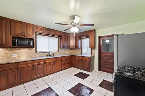 Kitchen - 1529 E Bourbonnais St E, Kankakee, IL 60901 photo 3 of 3