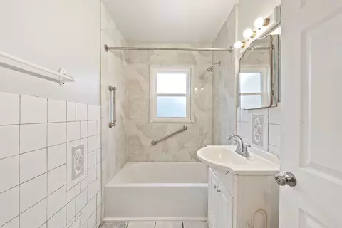Bath - 1529 E Bourbonnais St E, Kankakee, IL 60901 photo 1 of 2