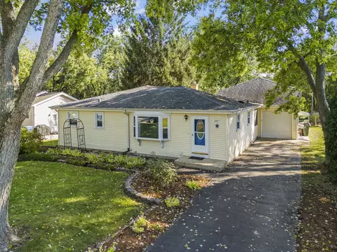 28 W577 Forestview Ave, Warrenville, IL 60555