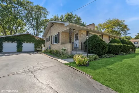 17459 W Gages Lake Rd, Grayslake, IL 60030