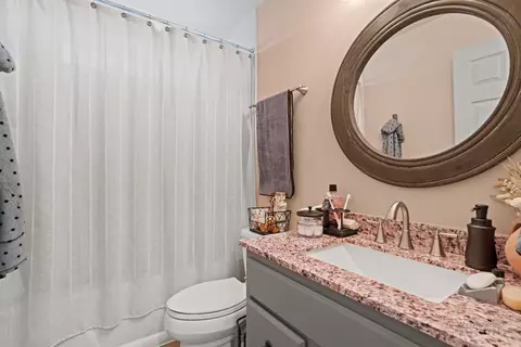 Bath - 1992 Woodhaven Dr, Bartlett, IL 60103 photo 4 of 4