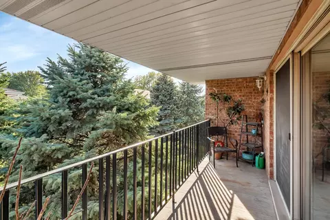 Exterior - 13432 E Circle Dr #505, Crestwood, IL 60445 photo 3 of 5