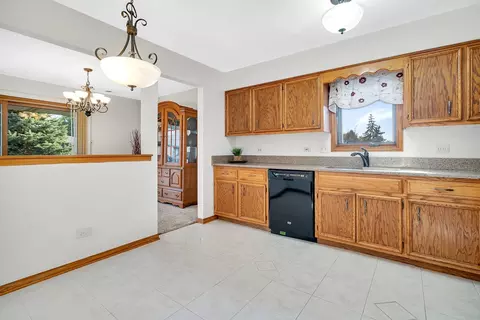 Kitchen - 13432 E Circle Dr #505, Crestwood, IL 60445 photo 2 of 2