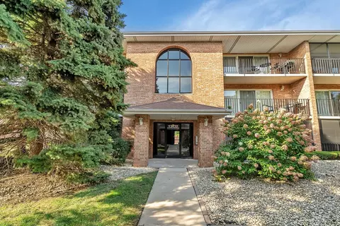 13432 E Circle Dr #505, Crestwood, IL 60445