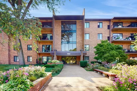 7510 Farmingdale Dr #302, Darien, IL 60561