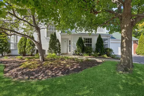 136 Welwyn St, Lake Bluff, IL 60044
