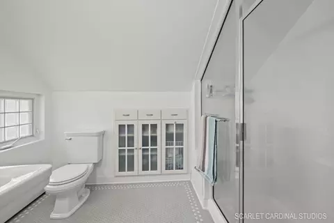 Bath - 802 Richards St, Geneva, IL 60134 photo 2 of 4