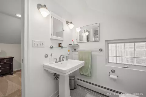 Bath - 802 Richards St, Geneva, IL 60134 photo 3 of 4