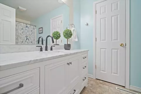 Bath - 1911 Gailey Ln, Bloomington, IL 61704 photo 3 of 3