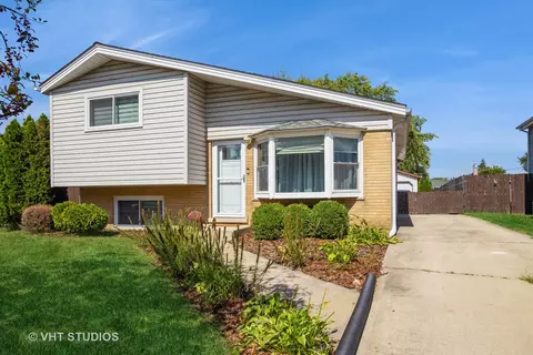 Exterior - 916 E Gladys Ave, Addison, IL 60101 photo 2 of 9