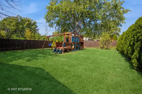 Exterior - 916 E Gladys Ave, Addison, IL 60101 photo 9 of 9