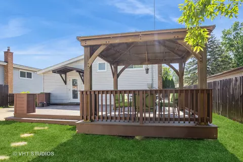 Exterior - 916 E Gladys Ave, Addison, IL 60101 photo 5 of 9